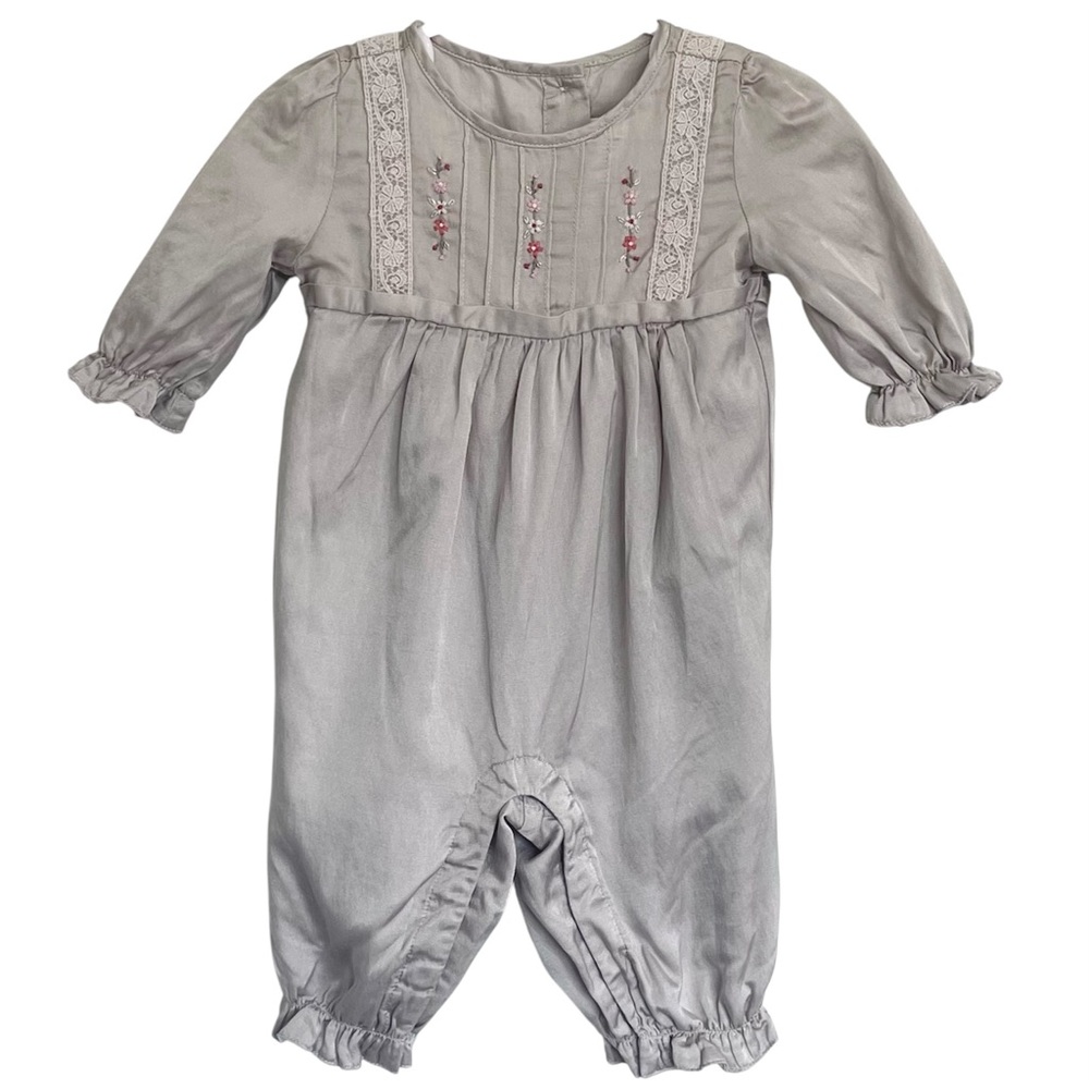 JANIE AND JACK Vintage
Jumpsuit size 0-3 Months 52% Silk 48% Cotton